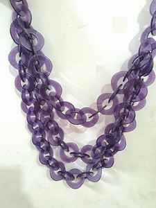 Colliers en résine bicolore fabriqués à la main avec des accents de paillettes et des détails de tourbillon Un cadeau de bijoux unique pour elle pour tous les événements - Product Image 6