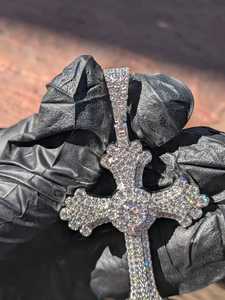 Colgante de Cruz Iced Out de Plata de Ley 925 con Moissanita Redonda y Micro Pavé, Amuleto Religioso Cristiano Unisex - Product Image 5