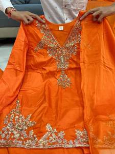 Ensemble indien de style ethnique lourd et élégant, comprenant un haut Mul Chanderi avec de magnifiques broderies à la main, un pantalon Palazzo Mul Chanderi entièrement évasé et un dupatta en mousseline - Product Image 5