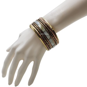 Brazalete de latón y cobre hecho a mano con incrustaciones de nácar para colecciones de joyería Bohemia, étnica y de moda - Product Image 2