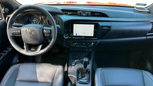 USATO 2026 Toyota Hilux SUV Serie 2.8D-4x4 INVINCIBLE MHEV Ibrido 204 CV 5 Posti Trasmissione Automatica Guida a Sinistra - Product Image 2