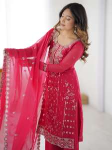 Costume Salwar en Faux Georgette Brodé de Haute Qualité pour Tenue de Soirée et Robe Ethnique Indienne Festive Disponible à la Vente - Product Image 2