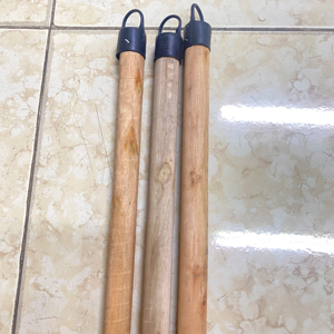Mango de escoba de madera natural de eucalipto 120cm de longitud Origen Vietnam Gran cantidad Grado DE EXPORTACIÓN DE Vietnam - Product Image 1