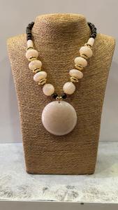 Collier en résine de style afro américain fait à la main avec de belles perles d'os bijoux de cadeau de fête de mariage à prix réduit - Product Image 2