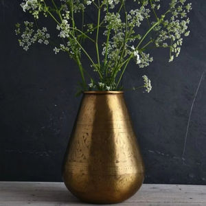 Florero de hierro con construcción fuerte y artesanía decorativa para un uso duradero en interiores rústicos y clásicos - Product Image 1
