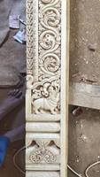 Piliers sculptés en marbre blanc indien, sculptures en pierre élégantes, design moderne, utilisation intérieure/extérieure, anti-corrosion, garantie 1 an