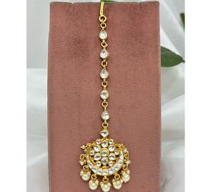 Hermoso Tikka de Latón Chapado en Oro de Primera Calidad con Incrustaciones de Kundan para Mujeres, Niñas y Novias para Bodas y Fiestas - Product Image 2