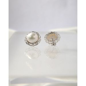 Boucles d'oreilles clips géométriques blanches en nacre pour mariage - Design tendance - Product Image 4