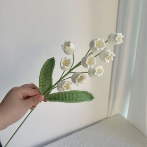Ramo de Flores de Lirio de los Valles Hecho a Mano con Ganchillo, Arreglo Floral a Juego - Product Image 3