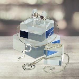 Bloques de exhibición cuadrados de acrílico pulido transparente Elegante 3x3x1 pulgadas Joyas y soportes de anillos para vitrinas elegantes Exhibición de cubo sólido - Product Image 4