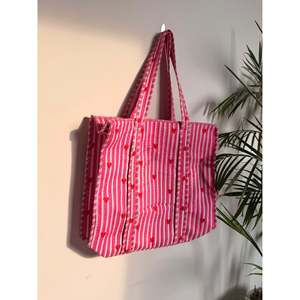 Sac à main pour femme Pintresty, grand sac fourre-tout avec décoration brodée, fermeture à glissière, fonctionnalités portables, fabriqué en PU, nylon, doublure en coton - Product Image 5