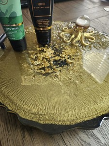 Plateau en résine de qualité supérieure en or avec bords noirs et bouton central Plateau rond élégant pour décoration de cuisine et cadeaux - Product Image 3