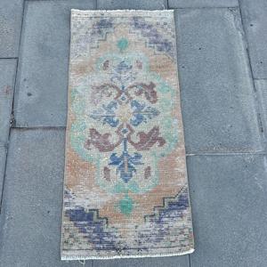 Alfombra Turca Vintage Pequeña de 1.4x3.1 pies (42x94 cm), Alfombra de Lana Azul con Parches Ecológicos y Base de Látex - Product Image 1