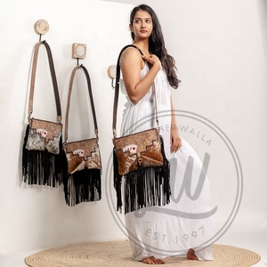 Nouveau Style occidental fabriqués à la main en cuir de fourrure de vachette usiné sacs à main à franges Boho Unique jeu de cartes joueur sacs à main à franges en peau de vache - Product Image 1