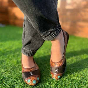 Nueva llegada Real hecho a mano de cuero de vaca genuino Tooled Western mujeres sandalia elegante artesanía Vintage zapato de cuero con punta cerrada - Product Image 1