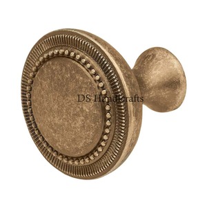 Boutons de tiroir et poignées de porte d'armoire en laiton fabriqués à la main de conception moderne pour la chambre à coucher de commode-Écologique Durable de haute qualité - Product Image 1