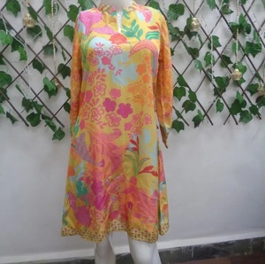 Tunique Kurti de créateur de qualité supérieure avec imprimés ethniques et torsion moderne pour femmes Fashion Forward au meilleur prix - Product Image 1