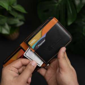 กระเป๋าสตางค์หนังแท้ WF Leathercraft No.55 รุ่นคลาสสิคแบบพับสองตอน ทำมือจากหนังฟอกฝาดสีดำผสมสีแทน - Product Image 5