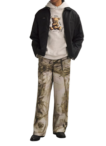 เสื้อฮู้ดสีเบจยูนิเซ็กส์กับหมีโกรธและเสื้อสเวตเชิ้ตแบบสวมศีรษะพิมพ์ลายแนวสตรีทสวมใส่สบายมีกระเป๋าด้านหน้าและดีไซน์แบบมีฮู้ด - Product Image 2