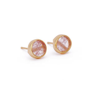 Pendientes de tuerca chapados en oro de cuarzo fresa de estilo moderno Material de latón elegante joyería de moda de piedra natal - Product Image 1