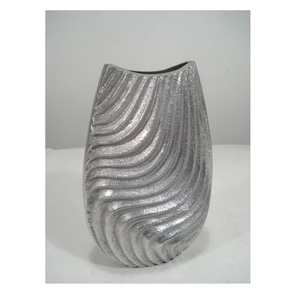 Haute qualité diamant coupe conception martelé fini en laiton bouteille Vase maison salon bureau intérieur article décoratif Vase en laiton - Product Image 3