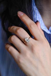 แหวนแต่งงานเพชรมอยส์ซอไนต์แท้สีทองสดใสดีไซน์คลาสสิกแบบยูนิเซ็กซ์รัศมีที่ซ่อนอยู่ได้รับการรับรองสำหรับคริสต์มาส - Product Image 5