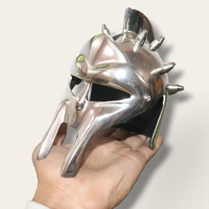 Superbe Miniature Artisanale en Métal de Gladiateur, Sculpture d'Armure Élégante Plaqué Argent avec Impression UV et Technique de Polissage - Product Image 1