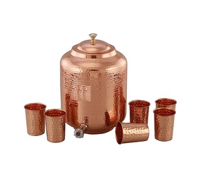 Dispensador de agua de cobre artesanal con diseño grabado único adecuado para la hidratación diaria y la mejora de la salud en el hogar - Product Image 1