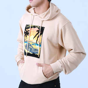 Sudadera beige con tejido suave, estampado tropical, bolsillo frontal y ajuste relajado, perfecta para comodidad casual y uso diario. - Product Image 1