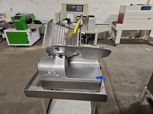Cortadora de carne Hobart 1712 usada de 0.33 HP de acero inoxidable con carrito, compre una cortadora de carne Hobart 1712 usada - Product Image 3