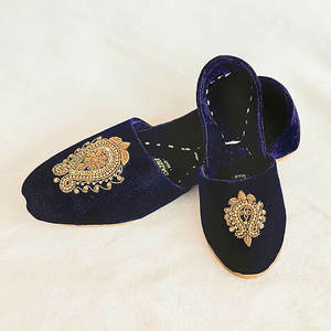 Chaussures Khussa pour hommes de haute qualité, fabriquées avec soin, dessus en velours, légères, semelle antidérapante, design tendance - Product Image 1