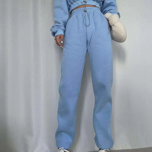 Conjunto de pantalones de chándal y sudaderas con capucha de algodón y forro polar de alta calidad OEM Conjunto de dos piezas con Sudadera con capucha recortada para exteriores Ropa de calle para mujer - Product Image 3