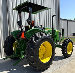 Nuevo Tractor Utilitario John Deere 5065E 2022, 4x4, Motor Diésel de 65 HP, 1 Control Remoto Trasero, Toma de Fuerza 540, Enganche de 3 Puntos, Barra Antivuelco de 2 Postes - Product Image 1