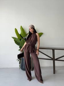 Ensemble pantalon deux pièces personnalisable pour femme, col halter, sans manches, longueur genou, en polyester, fabriqué en Turquie - Product Image 2