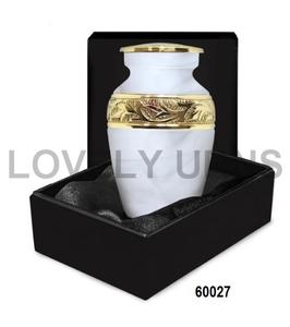 Petite urne commémorative artisanale avec accent en laiton, souvenir pour les cendres humaines, urne de souvenir pour hommes et femmes - Product Image 1