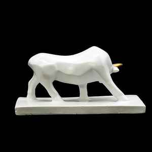 Estatua Geométrica de Toro |   Escultura de Resina Blanca con Cuernos Dorados - Product Image 3