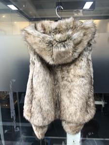 Chaleco de piel de mapache de invierno para mujer elegante Chaleco de piel sintética con capucha - Product Image 4