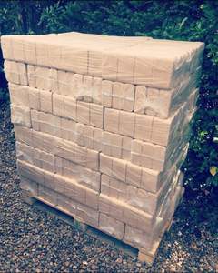 Briquettes de bois dur de qualité supérieure de 6mm granulés de bois à motif de bâton de pin et de sciure de bois à haut rendement énergétique dans un emballage en sac. - Product Image 1