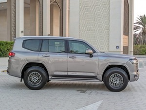 Toyota Hilux Usada para Land Cruiser, Caja de Cambios Manual y Automática, Diésel, Volante a la Izquierda, Interior Oscuro, Minivan en Venta - Product Image 2