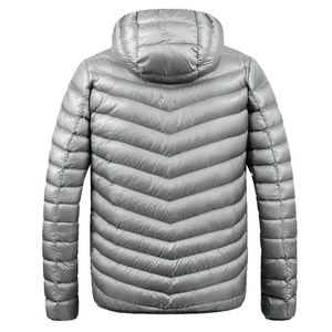 Explora las Chaquetas Acolchadas Ligeras que Ofrecen Máxima Calidez y un Tamaño Mínimo para tus Aventuras Invernales - Product Image 3