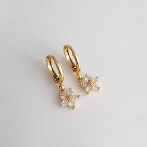 Pendientes Pequeños con Forma de Flor, Circonita Natural con Corte Marquesa, Plata de Ley, Joyería Floral Delicada, Regalo para Ella - Product Image 1