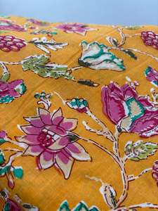 Tissu en coton Jaipuri pour robes de femmes artisanat pour enfants tissu de couette fait à la main impression en vrac conception de sérigraphie pour tissu de courtepointe - Product Image 3