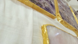 Plateaux de pierres précieuses fabriqués sur mesure à partir de vraies pierres précieuses, y compris l'améthyste et le quartz rose avec bordures - Product Image 6