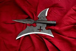 Hacha Medieval del Siglo XVIII Forjada a Mano con una Hoja en un Lado y un Punta Curva en el Otro - Product Image 3