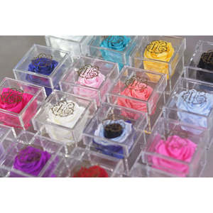 Boîte cadeau de mini roses Madison pour la Saint-Valentin - Product Image 6