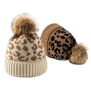 หมวกปอมปอมสำหรับผู้หญิงผ้าแจ็คการ์ดลายเสือดาวถักแฟชั่นทันสมัยสำหรับฤดูหนาว2026 - Product Image 1