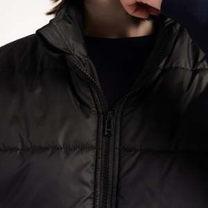 Blouson matelassé noir décontracté et actif avec capuche, respirant, imperméable, coupe-vent, chaud, en nylon, fermeture éclair, imprimé vintage, enduit - Product Image 6