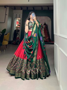 Nueva y Hermosa Colección de Lehenga Choli de Seda Tussar con Estampado y Trabajo de Lámina para Mujer - Product Image 5