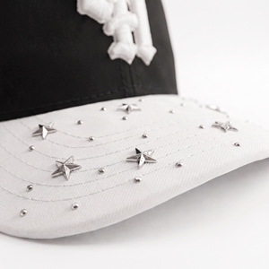 Gorra unisex de 6 paneles con logo bordado en 3D/PUFF y diamantes de imitación y estrellas en el borde, con tamaño ajustable. - Product Image 2