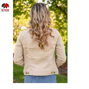Chaqueta Vaquera Elegante para Mujer con Acabado Impecable, Estilo Clásico y Tela Vaquera Cómoda - Product Image 3
